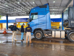 PRF apreende em MS carreta levada em assalto com sequestro de caminhoneiro em SP