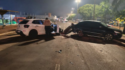 Em alta velocidade, Polo bate em dois carros em semáforo na Marcelino Pires e motorista é preso