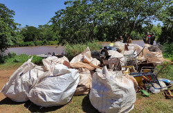 Com 34 barcos, força-tarefa retira uma tonelada de lixo do Rio Dourados