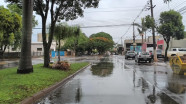 Sábado começa com chuva e céu completamente nublado em Dourados