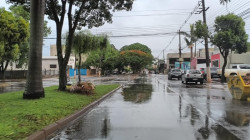 Sábado começa com chuva e céu completamente nublado em Dourados