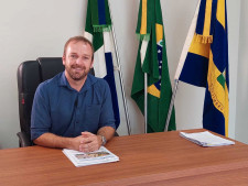 De tornozeleira, prefeito reassume mandato e fecha prefeitura por três dias