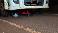 Ciclista morre após ser atropelada por caminhão no anel viário; motorista permaneceu no lcoal
