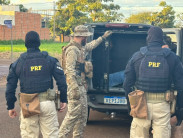 Morador de casa de alto padrão no Jardim Cristhais está entre alvos de operação; 1 foi preso em SC