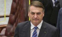 Alexandre de Moraes decide manter Jair Bolsonaro em prisão domiciliar