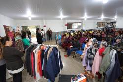 Campanha do Agasalho da Prefeitura chega a 15,3 mil peças e beneficia famílias de distritos