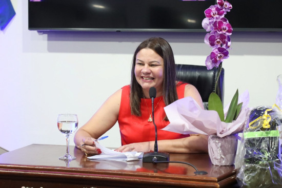 Prefeitura abre sindicância contra Ana Paula por não cumprir horário como professora da Reme