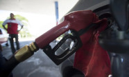 Com nova alta mundial do petróleo, governo mantém desconto na gasolina