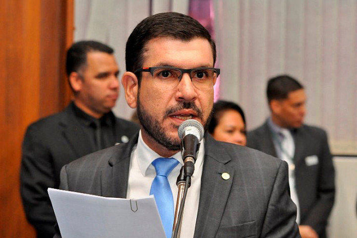 Deputado Jamilson Name durante discurso na Assembleia (Divulgação)