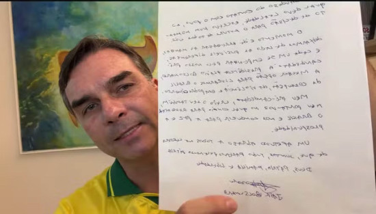 Moraes suspende visitas de Flávio a Bolsonaro na prisão domiciliar