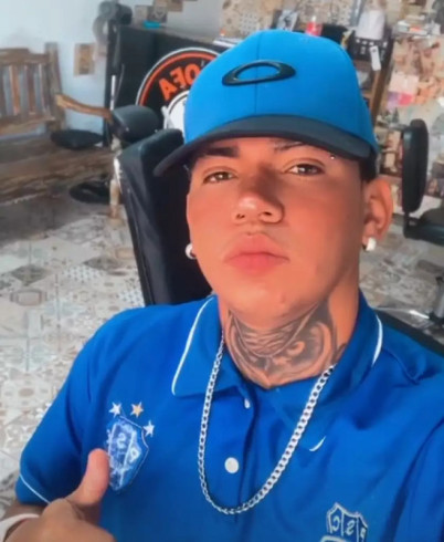 Na frente da esposa, barbeiro é morto a tiros por pistoleiros de moto