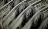 Dólar sobe para R$ 5,11, e bolsa fica estável, apesar de tensão global