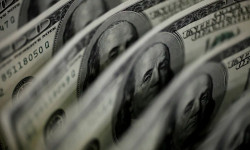 Dólar sobe para R$ 5,11, e bolsa fica estável, apesar de tensão global