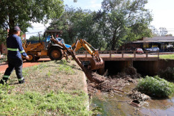 Para prevenir alagamentos, córrego na Vila Cachoeirinha recebe limpeza