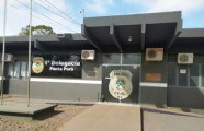 Morador percebe porta do carro aberta e descobre furto de documentos e frente de som