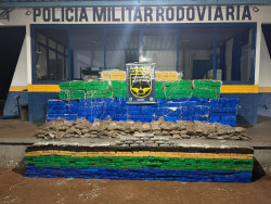 Caminhonete com 1,8 tonelada de maconha capota e mata traficante na região