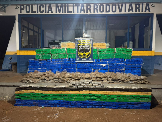 Caminhonete com 1,8 tonelada de maconha capota e mata traficante na região