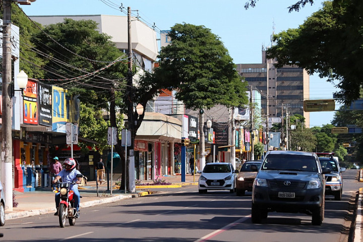 Movimento de carros no centro de Dourados; comércio volta a funcionar dia 5 (Divulgação)