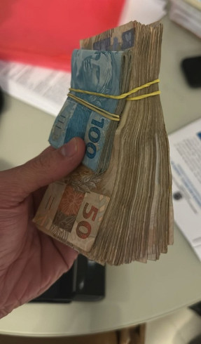 "Bolo" de dinheiro apreendido durante a operação de hoje (Foto: Divulgação/PF)