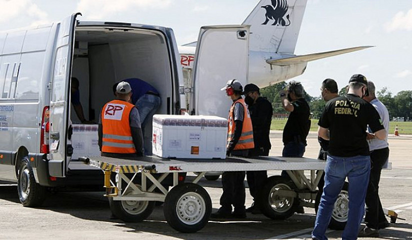 Chegada de vacinas no aeroporto de Campo Grande (Edemir Rodrigues)