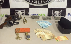 Polícia apreende dois revólveres, maconha e R$ 1,2 mil após denúncia em bar