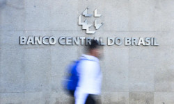 Juros das famílias seguem elevados e chegam a 64% ao ano, diz Banco Central