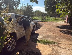 Em Amarok, batedor de carga de maconha fugiu de policiais e se escondeu em mata