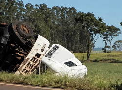 Carreta sai da pista e caminhoneiro morre na MS-164, no distrito de Nova Itamarati