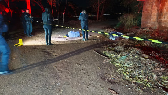 Menina de 3 anos é morta a tiros ao lado do pai em guerra de facções