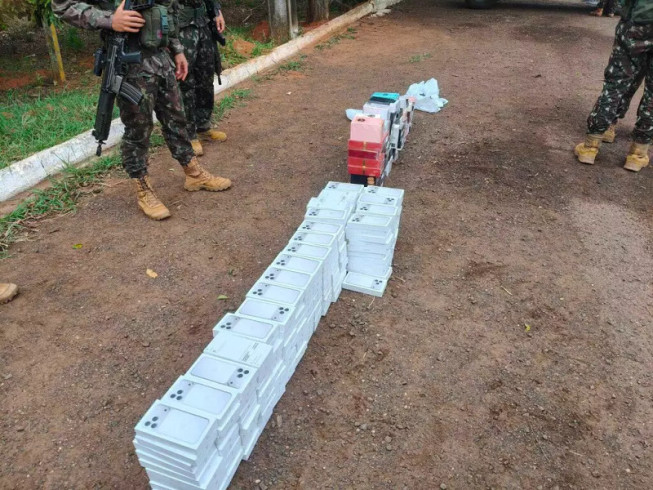 Fardado, policial militar é preso transportando iPhones e perfumes importados