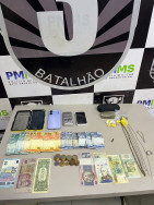 Dupla é presa em flagrante com ddólar e euro em “boca de fumo”