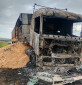 Carreta pega fogo e casal consegue deixar o veículo antes de explosão