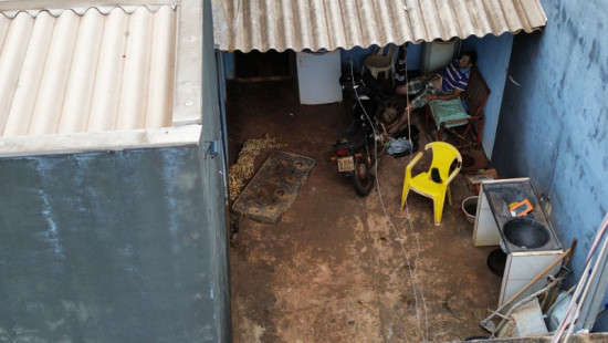 Homem é encontrado morto sentado no quintal de casa e polícia investiga a causa