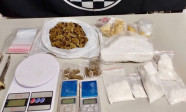 Homem é preso após polícia encontrar quase 1,4 kg de drogas em casa