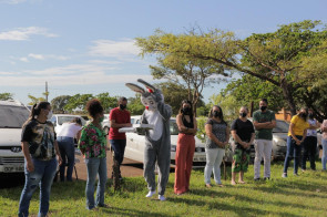 Secretária de Educação ignora mortes pela covid e faz confraternização de Páscoa