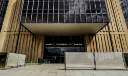 Banco Central aponta desaceleração da inflação, mas mantém alerta sobre riscos