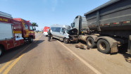 Van desvia de carreta, bate em outra na BR-376 e deixa 9 feridos