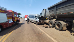 Van desvia de carreta, bate em outra na BR-376 e deixa 9 feridos