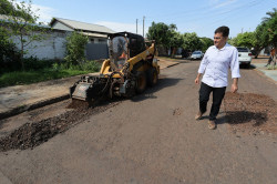 Prefeitura avança com recuperação de asfalto deteriorado no Jardim Maringá