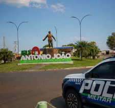 Homem lava raízes de mandioca em altar de igreja e vai preso por preconceito religioso