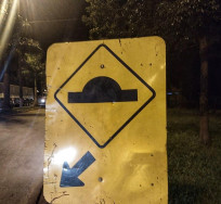 Jovem faz disparo em placa de sinalização e é preso por porte ilegal de arma