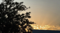 Calorão e sol forte predominam em Dourados neste sábado