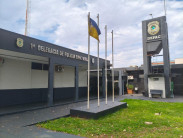 Homem quebra porta de vidro durante briga e caso termina na delegacia em Dourados