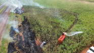 Carro lotado de cigarro paraguaio foge da PRF, pega fogo e causa incêndio em lavoura de cana