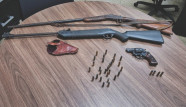 Ao cumprir mandados de busca, polícia apreende 3 armas de autor de ameaças