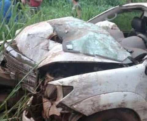 Frente da caminhonete ficou destruída após capotagem que matou bebê (Foto: WhatsApp)