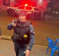 Policial militar aponta pistola em direção às pessoas e ameaça jovens em abordagem