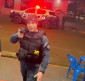 Policial militar aponta pistola em direção às pessoas e ameaça jovens em abordagem