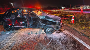 Após bater na traseira de Fiorino, Logan invade pista contrária e mata paranaense em Dourados