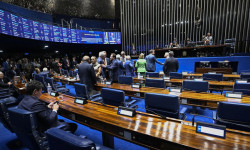 Aziz articula rito especial para levar PEC da escala 6x1 ao plenário